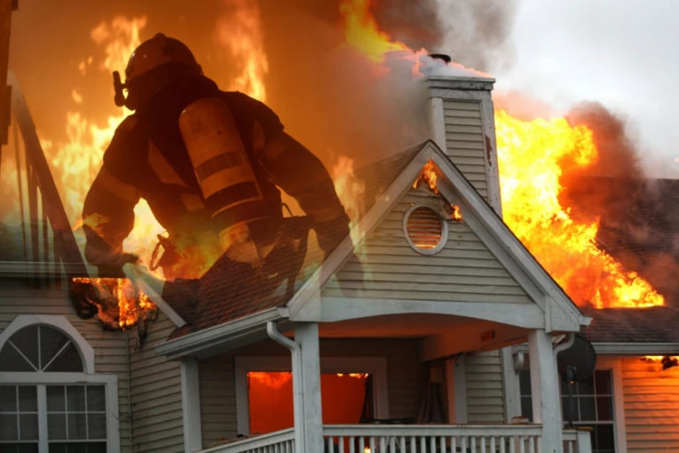 MUŠKARAC BACIO BOMBU NA KUĆU U KOJOJ SE NALAZILA PORODICA! Eksplozivna naprava završila na terasi!