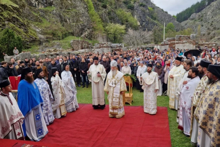 SRBI SA KOSOVA I METOHIJE POKAZALI VERU JAČU OD VREMENA: Veliko sabranje u zadužbini cara Dušana kod Prizrena