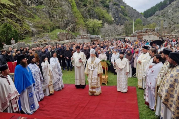 SRBI SA KOSOVA I METOHIJE POKAZALI VERU JAČU OD VREMENA: Veliko sabranje u zadužbini cara Dušana kod Prizrena