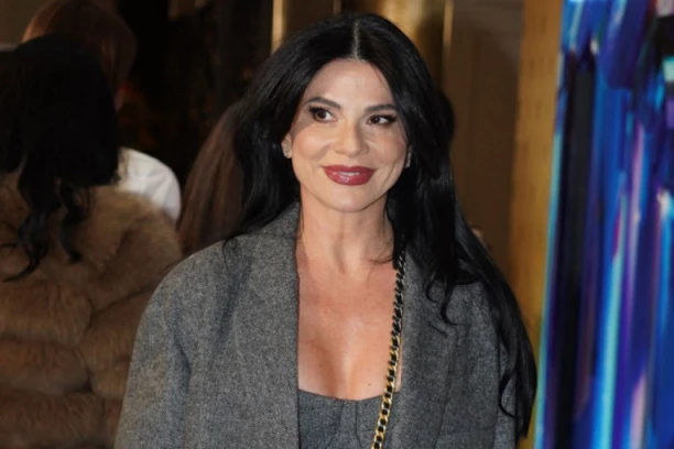 NAJLEPŠA SRPSKA VODITELJKA PODIGLA TEMPERATURU KAD JE RASKOPČALA JAKNU: Nema ko se nije okrenuo za njom u Parizu! (VIDEO)