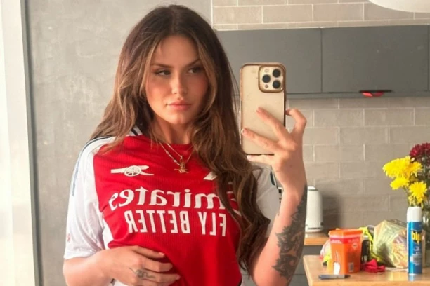 KO SME DA SE PRIHVATI POSLA? Ona je najveći Arsenalov fan - vrela Arabela bi za klub učinila sve!