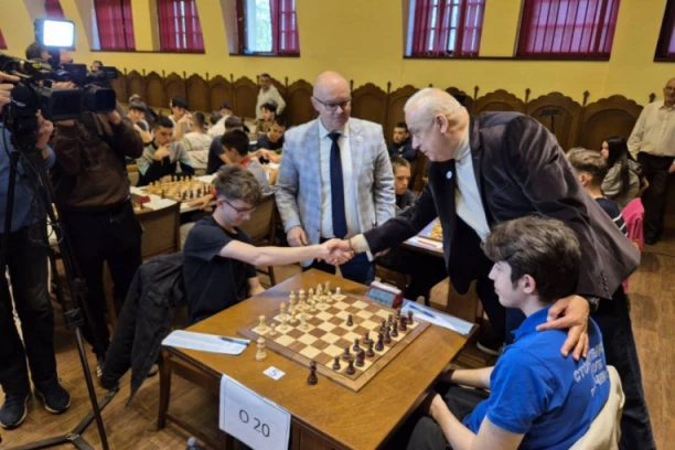 RUKOVANJE, A NE MAT: Važne poruke takmičarima na otvaranju Festivala mladih šahista