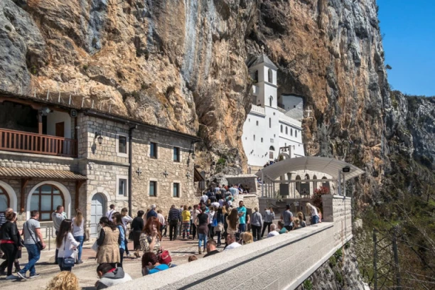 BIVŠA ZADRUGARKA POSETILA OSTROG: Odlučila da tamo pronađe duševni mir! (FOTO)