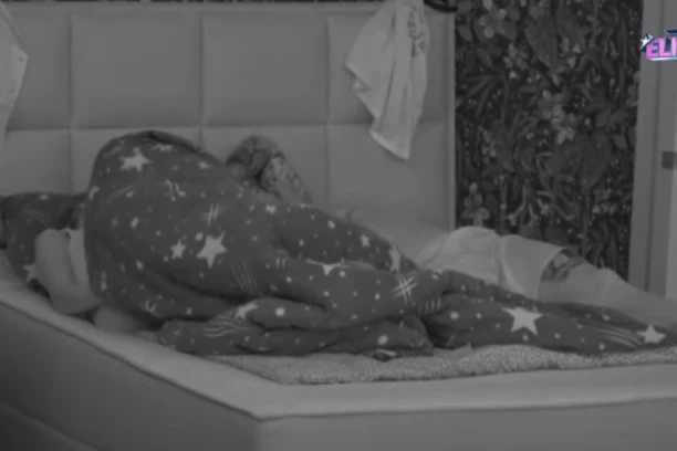 NEVIĐENO IŽIVLJAVANJE POD JORGANOM, STEFANI SKLONILA SVE SA SEBE: Kamere zabeležile DIVLJU akciju nakon svađe!