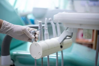 UHAPŠENI ZUBAR I JOŠ DVE OSOBE! Trogodišnji dečak preminuo posle intervencije u privatnoj ordinaciji! (FOTO)