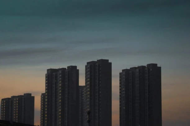 DRŽAVA PROTIV PAPRENIH CENA KIRIJA! Ovo su dve mere za OBUZDAVANJE stambene krize!