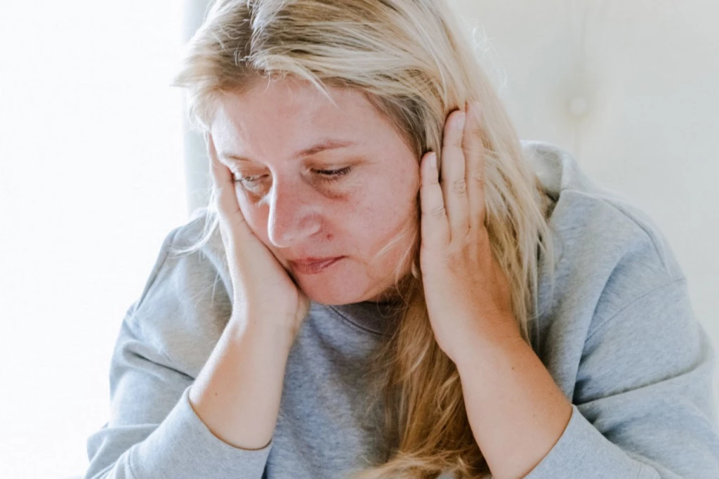 MAJKA JE DOŠLA KUĆI I NJENOG SINA (3) NIJE BILO - tražila ga je punih 15 godina! A onda je slučajno ugledala fotografiju i SLOMILA SE zbog istine! (VIDEO)