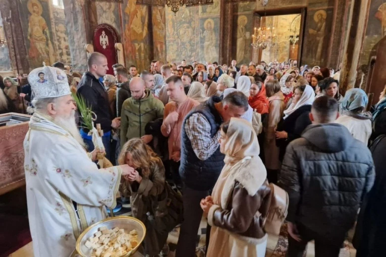 REKA SRBA IZ SVIH KRAJEVA SLILA SE U DEČANE: Dirljive scene u svetinji, pored moštiju Svetog kralja Stefana (FOTO)