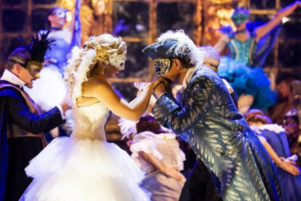 FANTOM IZ OPERE OSTAVIO SVE BEZ DAHA! Stajaće ovacije trajale nekoliko minuta, najveće simpatije pobrao FANTOM! (FOTO)