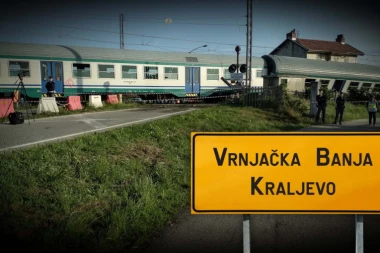 SUDAR KAMIONA I PUTNIČKOG VOZA! Teška nesreća na pruzi Vrnjačka Banja - Kraljevo! (FOTO)