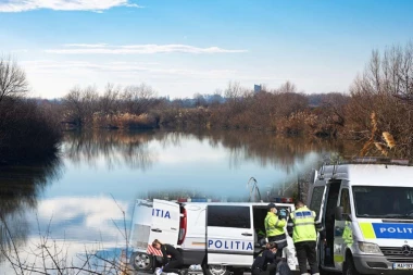 UŽAS! MINIBUS SA PUTNICIMA UPAO U DUNAV! Pre toga se sudario sa automobilom! SPASIOCI JURE KA MESTU NESREĆE!