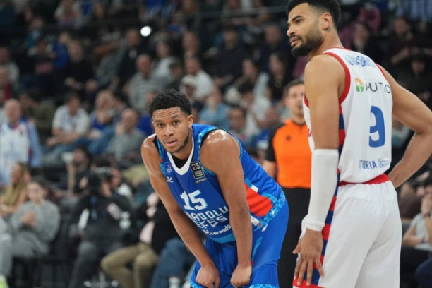 EFES U PROBLEMU! Bivši igrač Partizana upitan za četvrtfinalne mečeve!