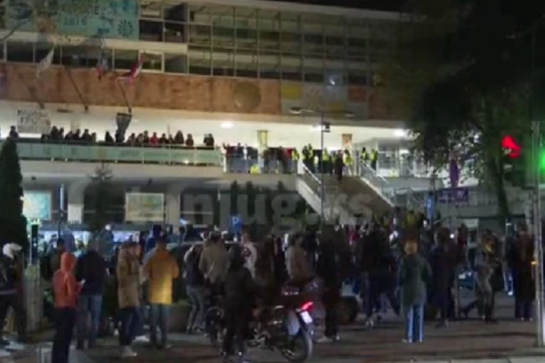 BLOKADERI I DALJE ISPRED RTS! Protest ispred javnog servisa počeo noćas u 22 sata - NISU ZNALI, PA BLOKIRALI I NOVU S! (FOTO)