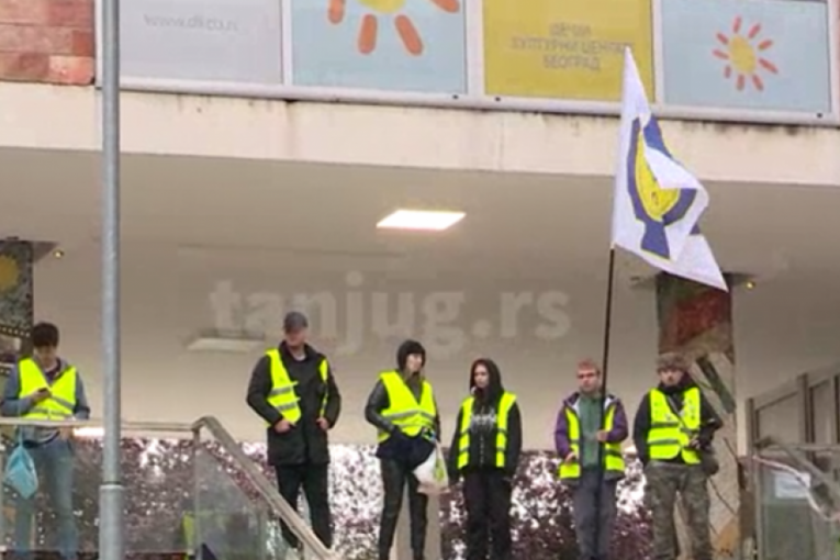 UKRALI DEO SCENOGRAFIJE, PA BACILI NA ULAZ! Toliko o "mirnim" blokaderima - užasne scene ispred RTV! (VIDEO)