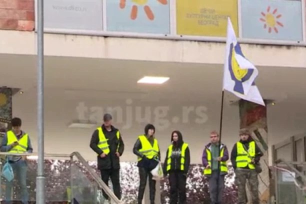 UKRALI DEO SCENOGRAFIJE, PA BACILI NA ULAZ! Toliko o "mirnim" blokaderima - užasne scene ispred RTV! (VIDEO)