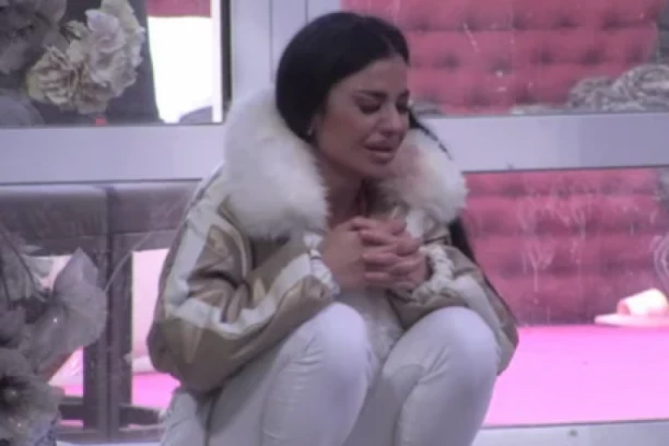 "IZGLEDA DA JE UMRO..." Učesnica "Elite 8" URLA na sav glas zbog cimera - vanredno STANJE u rijalitiju! (VIDEO)