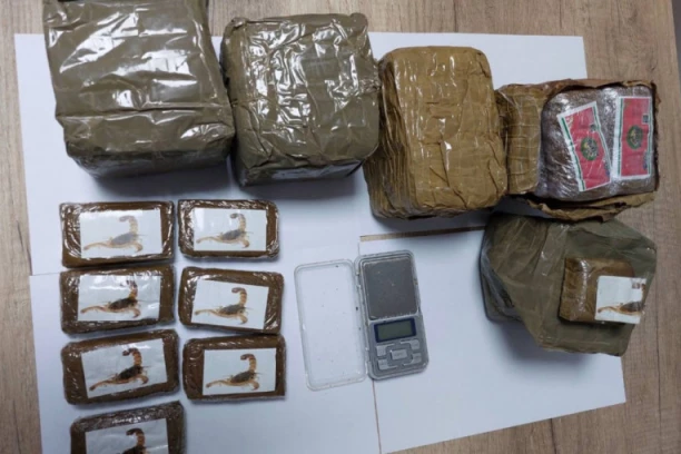 SREDOVEČNI BEOGRAĐANIN UHVAĆEN S PET KILOGRAMA HAŠIŠA! Pretresom stana policija pronašla i OVO! (FOTO)