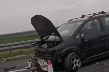 TEŽAK LANČANI SUDAR KOD BATAJNICE! Jedno vozilo POTPUNO SMRSKANO: Stvaraju se gužve! (VIDEO)