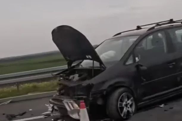 TEŽAK LANČANI SUDAR KOD BATAJNICE! Jedno vozilo POTPUNO SMRSKANO: Stvaraju se gužve! (VIDEO)