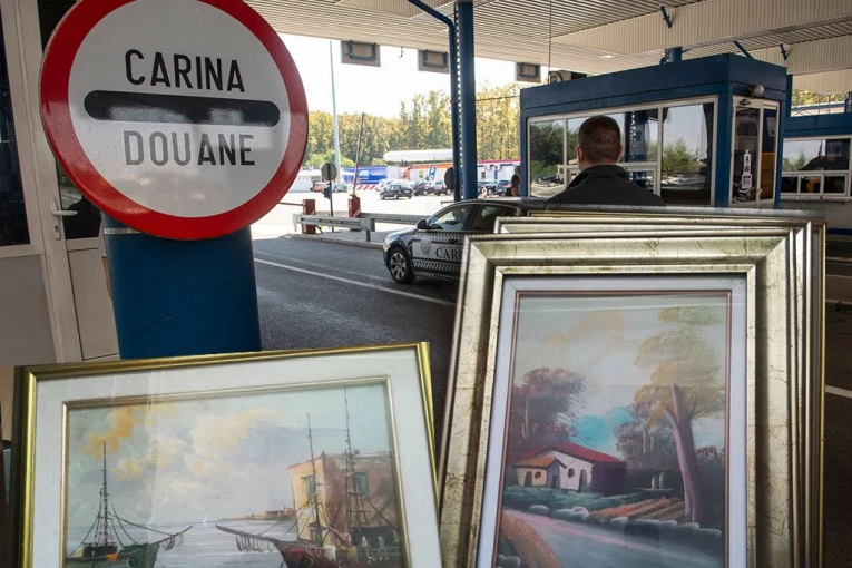 ŠOK NA PRELAZU VRŠKA ČUKA! Kad su srpski carinici otvorili gepek, ostali su bez teksta! (FOTO)