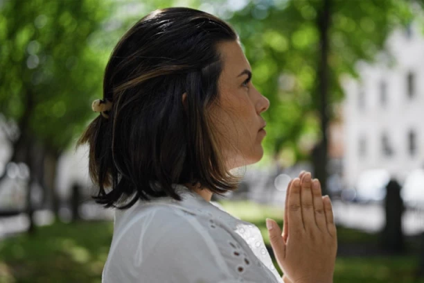 "MOLILA SAM SE NA NJEGOVOM GROBU I UPOZNALA SUPRUGA SA KOJIM IMAM DETE": Svedočanstvo ove vernice treba da čuju samci, koji žele partnera (VIDEO)