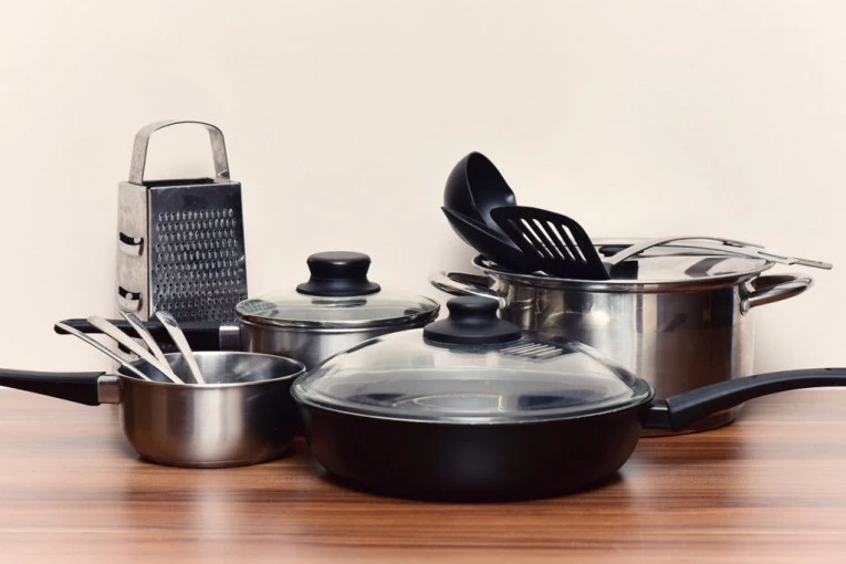 OVO JE NAJOPASNIJE POSUĐE U KUHINJI, SVI GA KORISTE, A NE ZNAJU KOLIKO JE OTROVNO: Jedna ogrebotina je dovoljna da izazove HAOS u telu