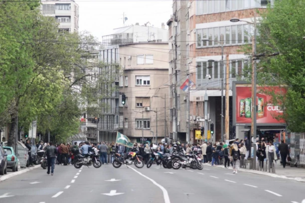 BLOKADERI I DALJE ISPRED RTS! Nastavlja se teror nad građanima - BLOKIRANA I TAKOVSKA ULICA!