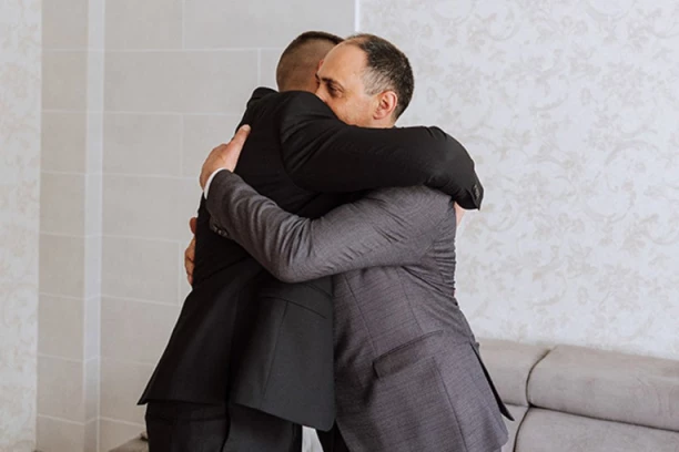 OVO NEMA NIGDE! Novčano kažnjen jer je POKUŠAO DA ZAGRLI PREMIJERA