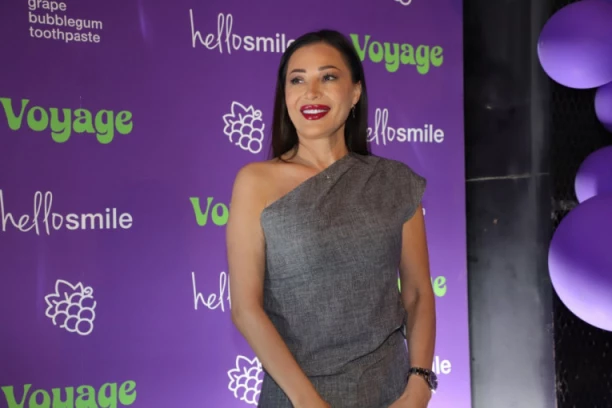 CECA POVELA NEOČEKIVANU PRATNJU: Svi se pitaju ko je misteriozna devojka koja stoji rame uz rame sa pevačicom! (GALERIJA)