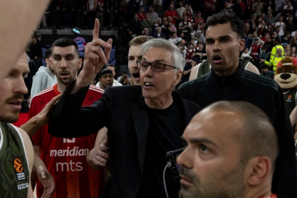 SKANDAL! Zbog njega je sve eskaliralo - trener Bajerna gađao klupu Zvezde Meridianbet! (VIDEO)