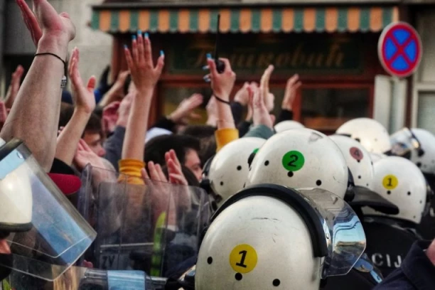 OVAKO IZGLEDA TIPIČAN BLOKADER: Odbija svaki dijalog, ne toleriše one koji misle drugačije, glavna "snaga" mu je nasilje - ON JE SIMBOL ANATOMIJE ZLA