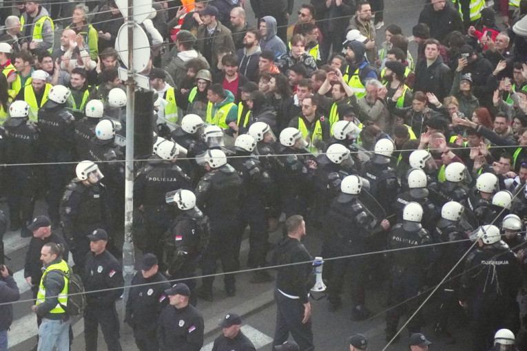 "POLICIJA NIJEDNOG MOMENTA NIJE UPOTREBILA SILU"! Oglasio se MUP povodom incidenta u Takovskoj: Evo u kakvom stanju je povređeni policajac