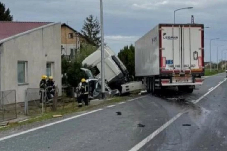 STRAVIČNA SAOBRAĆAJNA NESREĆA! Sudarili se kamion i traktor, NAJMANJE OSMORO MRTVIH - MEĐU NJIMA I DETE!