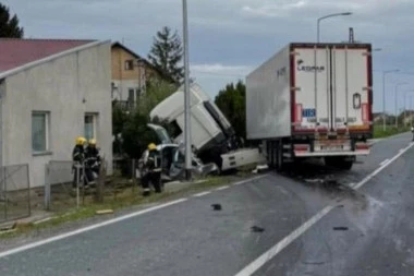 STRAVIČNA SAOBRAĆAJNA NESREĆA! Sudarili se kamion i traktor, NAJMANJE OSMORO MRTVIH - MEĐU NJIMA I DETE!