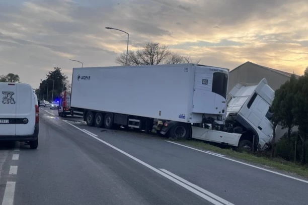 KAMION SLETEO SA PUTA! Težak udes kod Zlatibora! (FOTO)