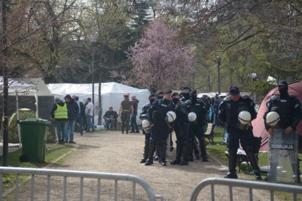 HAOS U CENTRU BEOGRADA! Pijani blokaderi pokušali da uđu u Pionirski park, kod jednog pronađen BOKSER!