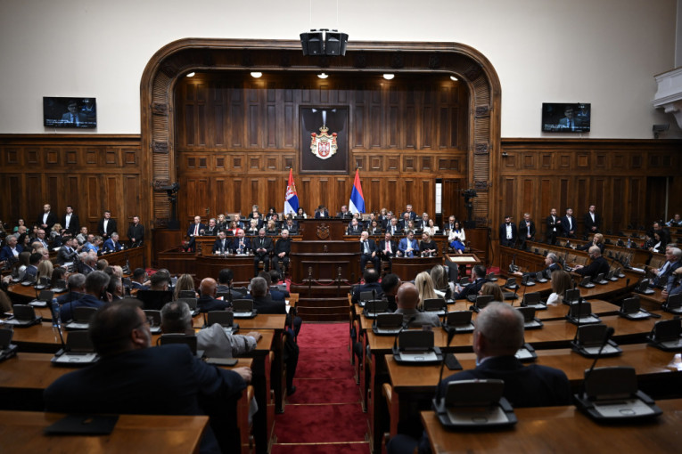 NOVO ZASEDANJE TAČNO U 10 ČASOVA! Pred Skupštinom 46 tačaka dnevnog reda, medijski, zakoni o Alimentacionom fondu i jeftinim stambenim kreditima u prvom planu