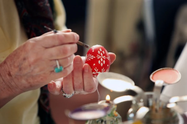 ORAČI TREBA DA ODU NA NJIVU, NEKI FARBAJU JAJA! Sutra je Veliki četvrtak, a OVE običaje obavezno treba da ispoštujete!