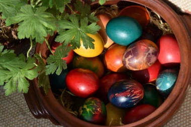 VASKRŠNJA JAJA NIKAKO NE BACAJTE, ČAK I KAD SE POKVARE! Sveštenik objasnio šta bi sa viškom trebalo uraditi!