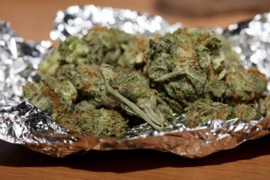 DILER DROGE PAO U LEBANU! Marihuana i u saksijama na terasi!