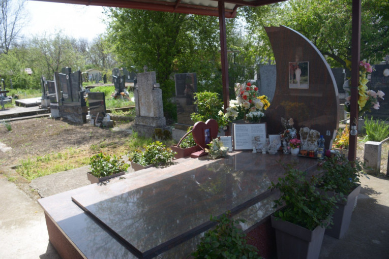 Grobna mesta ubijenih devojaka na Uskrs!