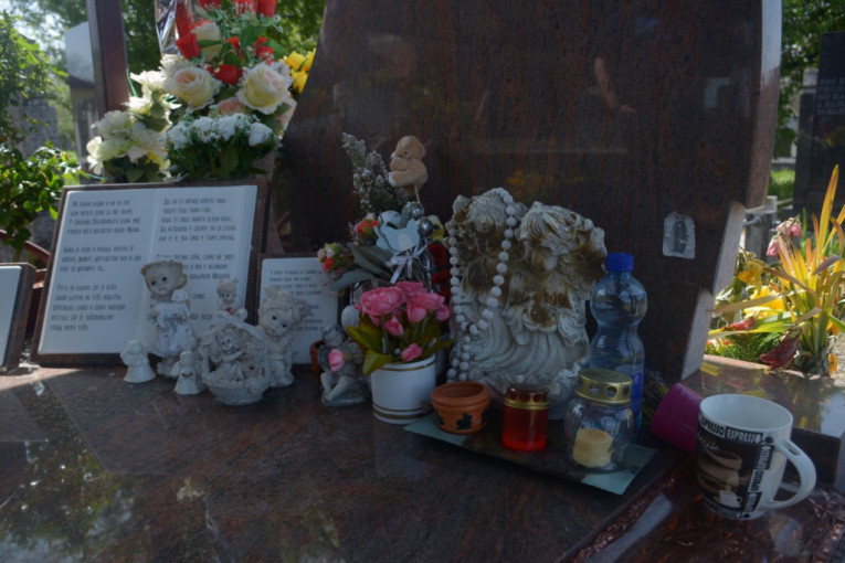 Grobna mesta ubijenih devojaka na Uskrs!