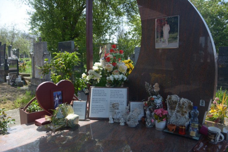 Grobna mesta ubijenih devojaka na Uskrs!