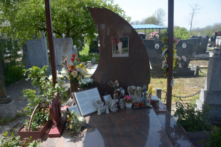 Grobna mesta ubijenih devojaka na Uskrs!