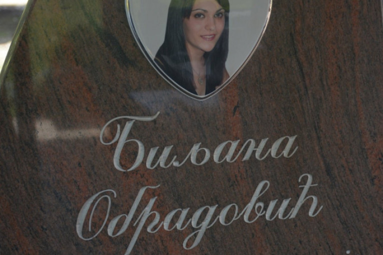 Grobna mesta ubijenih devojaka na Uskrs!