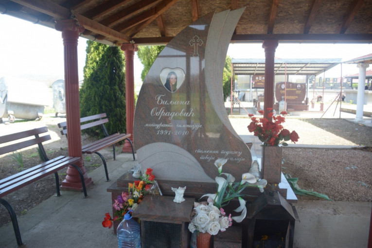 Grobna mesta ubijenih devojaka na Uskrs!