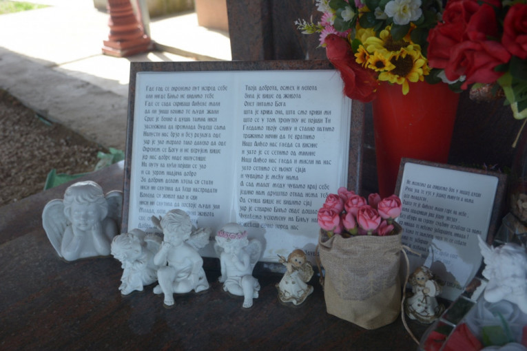 Grobna mesta ubijenih devojaka na Uskrs!