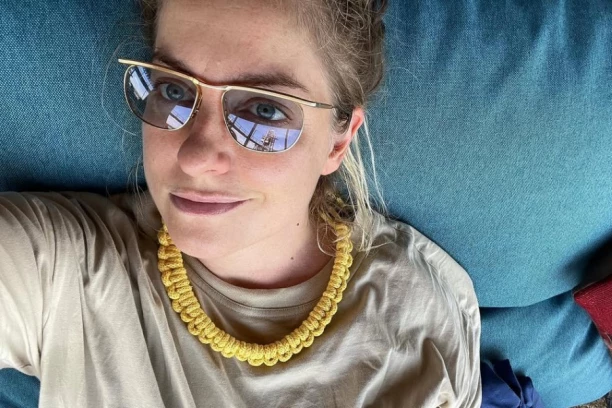 NAŠA GLUMICA SPAVA NA KROVU AUTA! Pobegla od buke u gradu i vodi NOMADSKI život - sa ćerkom napravila KUĆU na točkovima (FOTO)