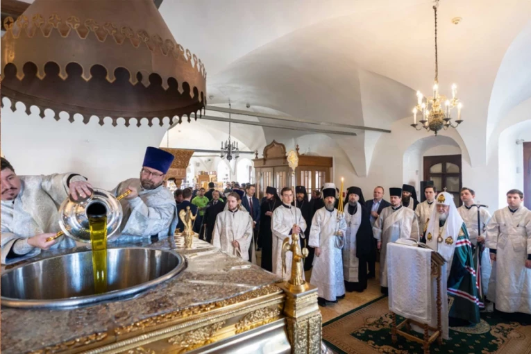 KAKO SE PRAVI SVETO MIRO: U drevnom obredu koji se retko viđa i još ređe opisuje – koristi se više od 100 sastojaka (FOTO)