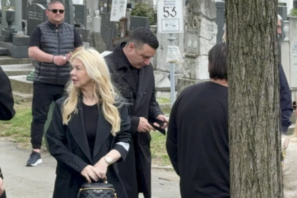 SLOMLJENA NA NAD MAJČINIM GROBOM! Danijelu Karić rastrzala BOL, ova scena sa pomena kida dušu! (VIDEO)